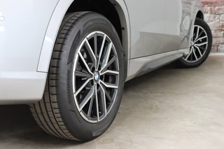 BMW X1 sDrive20i Executive M Sport Pakket Automaat  / Live Cockpit Professional / Shadow Line / Comfort Access / Head-Up Display / Adaptieve LED / 18 Inch / Parking Assistant Plus / Innovation Pack / Elektrisch Verstelbare Voorstoelen / Extra Getint Glas / 13