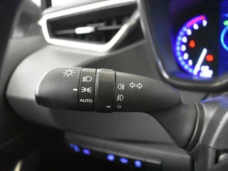 Toyota Corolla 1.8 Hybrid Smart Bi Tone | Head-up | Trekhaak | Stoelverw. / 17