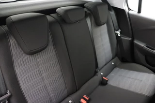 Opel Corsa 1.2 75pk Edition | Demo | Airco | Cruise Control | Parkeersensoren achter | Stuurverwarming | Navigatie via Apple Carplay | Lichtmetalen velgen / 16