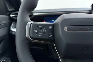 Jeep Compass Altitude 74 kWh | DEMO | 8 Jaar Speciale Garantie | Navigatie | Adapt. Cruise control | Climate control | Stoel- en stuurverwarming | Keyless | Zwart dak | 19" Lichtmetalen velgen / 17