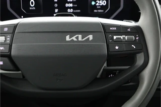 Kia EV3 Plus 81.4 kWh  - SOH 98,8% - Stoel/stuurwiel verwarming - Adaptieve Cruisecontrole - LED lampen - V2L - Fabrieksgarantie tot en met 03-2032 / 29