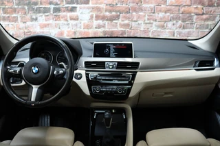 BMW X1 xDrive25i High Executive xLine Automaat  / Navigatiesysteem Plus / Driving Assistant Plus / Trekhaak / Panoramadak / Park Assistant / Leder / Park Assistant / AWD / 18 Inch / Head-Up Display / Stoelverwarming / Hifi / Parkeersensoren / Climate Control / LED / 19