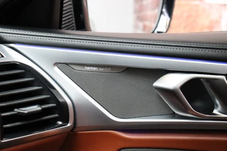 BMW 8 Serie M850i xDrive High Executive M Sport Pakket Automaat  / Live Cockpit Professional / Individual Leder Merino / Driving Assistant / Carbon Exterieur / Active Steering / Laserlight / M Sportremsysteem / Active Cruise Control met Stop en Go-functie / M Sportdifferentieel / Shadow Line / Achteruitrijcamera / Harman Kardon / 32