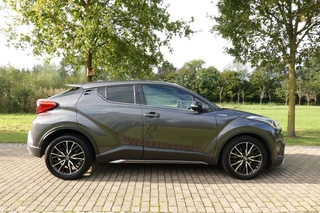 Toyota C-HR 1.8 Hybrid Executive  | Dealer onderhouden | NAVI | Camera | Trekhaak | Cruise control | / 6