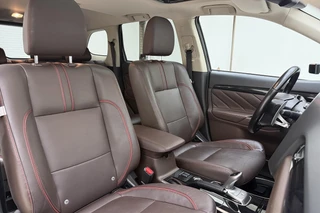 Mitsubishi Outlander 2.0 PHEV Automaat instyle | Navigatie | Lederen bekleding | Achteruitrijcamera | Elektrische achterklep | Stoel- en stuurverwarming | Verwarmd voorraam / 16