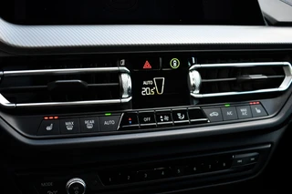 BMW 2 Serie Gran Coupé 218i M-Sport  Shadowline Trekhaak 18inch Live-cockpit Sfeerverlichting / 39