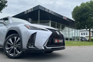 Lexus UX 250h F Sport Line | CAMERA | ADAPTIVE | KEYLESS | CARPLAY / 41