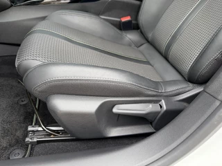 Peugeot 208 1.2 Turbo 100 PK GT | Navigatie | Zwart dak | Sportstoelen | Keyless Start | 17" Lichtmetalen Velgen | Full LED Verlichting | Climate Control | Cruise Control | Camera | Parkeersensoren | Dodehoek detectie | / 28