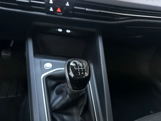 Volkswagen Golf 1.0 TSI 110pk Life Sfeerverlichting Navigatie App-Connect DAB+ / 24