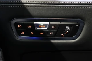 BMW X5 xDrive45e High Executive xLine Automaat  / Panoramadak / SOH 82% / Live Cockpit Professional / Trekhaak / Luchtvering / Stoelventilatie / Personal CoPilot Pack /  Comfortstoelen / Nappa Leder / Harman Kardon / Stoelverwarming / Head-Up Display / Active Steering / Individual Dashboard Leder / 41