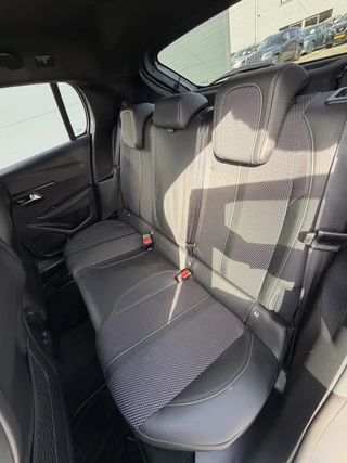 Peugeot 208 100pk GT (Camera - Keyless Entry - Parkeersensoren V+A - LED - Navigatie - Automatische Airco - Draadloos laden - Apple Carplay - 3D Cockpit) / 13