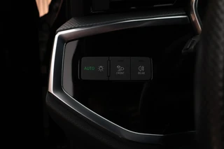 Audi Q3 45 TFSIe 245pk S edition Trekhaak Keyless Stoelverwarming Navigatie Adaptive Cruise S-Line / 17