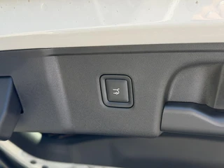 Leapmotor C10 Design REEV 28.4 kWh 218PK Automaat Navigatie, Camera 360, Lichtmetalen velgen, Elektrische Achterklep, Kunstlederen bekleding, Stoel Verwarming & Ventilatie / 12