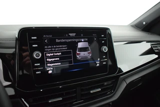 Volkswagen T-Roc 1.5 TSI 150pk DSG R-Line Business+ Black Style Trekhaak Camera IQ.Light Panoramadak Virtual Cockpit Navigatie / 29