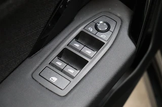 BMW X1 sDrive20i Executive Automaat  / Navigatiesyteem / Panoramadak / Achteruitrijcamera / DAB / Extra Getint Glas / 17 Inch / Dakdraagsysteem / Travelpack / DAB / Sportstoelen / Parkeersensoren voor+achter / 24