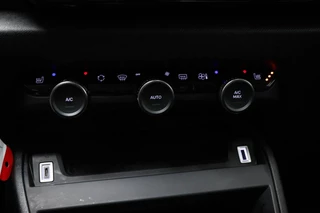 Citroen C4 1.2 Puretech Feel Pack | COLOR GLOSSY BLACK PACK | HALF LEDER | STOELVERWARMING | DAB | CAMERA / 40