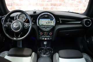 MINI Cooper Hatchback Chili Business 3 deurs  / Navigatiesysteem Professional / Panoramadak / LED / Climate Control / Parkeersensoren / Sportstoelen / Cruise Control / Bluetooth / 17 Inch / Chrome Line / Lichtpakket / Extra Getint Glas / 15