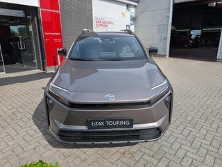 Toyota bZ4X Touring Dynamic 75 kWh NIEUW DIRECT LEVERBAAR! 360 CAMERA STOEL/STUURVERW WARMTEPOMP BLIND SPOT EL-ACHTERKLEP KEYLESS PARK-SENSOREN APPLE/ANDROID / 16