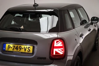 MINI 5-Deurs 1.5 Cooper Business Edition | CLIMA | STOELVERWARMING | DAB | APPLE | MOONWALK GREY / 22