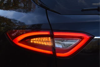 Maserati Levante 3.0 V6 AWD GranLusso 350 pk Facelift Driver ass.Pack 1 | Open dak | Harman/Kardon | Camera | Luchtvering | Carplay | Keyless | DAB | Full LED | 20" / 28