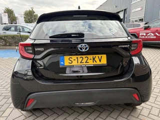 Toyota Yaris 1.5 Hybrid Dynamic CAMERA APPLE/ANDROID AD-CRUISE DAB+ KEYLESS LM-VELGEN / 7