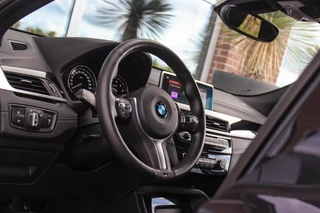 BMW X2 sDrive20i High Executive Edition | M-sport | Driving Assistant Plus | Camera | Apple Carplay | File assistent | Active cruise control | Park Assistant | DAB | Sportstoelen | LED / 40
