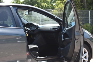 Peugeot 208 1.2 PureTech Style  | NL-Auto | Navi | Cruise Control | Airco | Bluetooth | Park.sensoren | LM-Velgen | NAP / 31