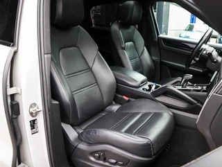 Porsche Cayenne Coupé 3.0 E-Hybrid Pano Achterasbesturing Krijtgrijs Luchtvering Softclose Stoelkoeling SOH 88,7% / 32