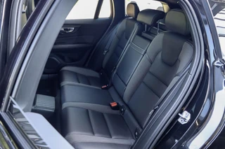 Volvo V60 T8 Recharge AWD R-Design Pano | HarmanKardon | Ak. Glas | Trekhaak | Head Up / 17