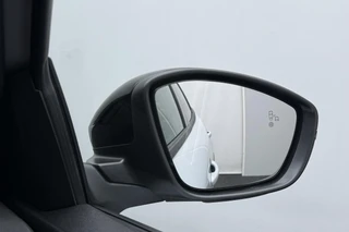 Peugeot 2008 1.2 Hybrid 145 GT / 18" / Navigation pack /  2+6 Jaar Garantie / 24