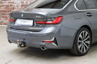 BMW 3 Serie Sedan 318i High Executive Luxury Line Automaat  / Live Cockpit Professional / Trekhaak / Stoelverwarming voor+achter / Achteruitrijcamera / Harman Kardon / Stuurverwarming / LED / Ambiance Verlichting / DAB / Sportstoelen / 6