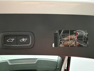 Volvo XC40 1.5 T4 Recharge R-Design Expression | Trekhaak | Leer | Stoel/Stuurverwarming | Camera / 30
