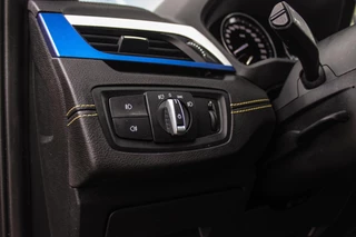 BMW X2 sDrive18i High Executive M-sport | 2e eigenaar | Driving Assistant | Panoramadak | 19 inch | Keyless entry | Head-up | Shadow line | HiFi audio | Stoelverwarming | Alcantara / 40