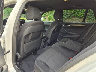 BMW 5-serie Touring 530e M Sport LED CarPlay Elek. Stoelen 100% dealer onderhouden 530e Business Edition Plus / 33