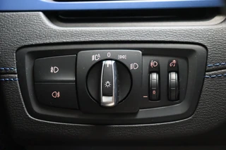 BMW X1 sDrive18i High Executive M Sport Pakket Automaat  / Navigatiesysteem Professional / Panoramadak / 18 Inch / LED / Stoelverwarming / Achteruitrijcamera / Extra Getint Glas / Harman Kardon / Shadow Line / Parkeersensoren voor+achter / 25