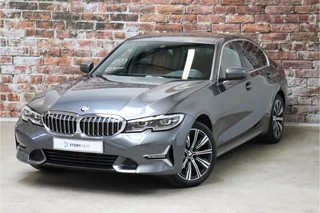 BMW 3 Serie Sedan 318i High Executive Luxury Line Automaat / Live Cockpit Professional / Trekhaak / Stoelverwarming voor+achter / Achteruitrijcamera / Harman Kardon / Stuurverwarming / LED / Ambiance Verlichting / DAB / Sportstoelen