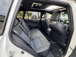 Toyota RAV4 2.5 HYBRID AWD BI-TONE PANO-DAK STOELVERW BLIND-SPOT 360° CAMERA PARK-SENSOREN APPLE/ANDROID EL-ACHTERKLEP / 21