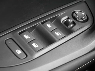 Peugeot e-2008 EV Allure Avantage 54 kWh | Camera rondom | Adaptieve cruise control | Navigatie | Draadloze telefoonoplader | Lichtmetalen velgen | Nieuwe auto | 406KM Actieradius WLTP / 16