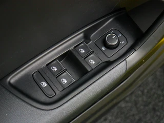 Audi A1 Sportback 25 TFSI Pro Line Zwart dak | Carplay Navigatie | Sportstuur / 19