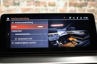 BMW 5 Serie Touring 520i High Executive M Sport Pakket Automaat  / Trekhaak / Navigatie Professional / Achteruitrijcamera / Comfortstoelen / DAB / Apple Carplay / Stoelverwarming / Adaptief Onderstel / Cruise Control / LED / 37