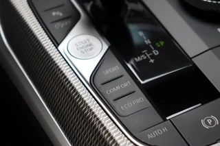 BMW 3 Serie Sedan 330i Executive M Sport Pakket Automaat  / Live Cockpit Professional / Schuif-/kanteldak / Sportstoelen / Achteruitrijcamera / Active Cruise Control met Stop en Go-functie / 19 Inch / Hifi / M Sportremsysteem / Leder / Shadow Line / Neerklapbare Achterbank / Extra Getint Glas / 30