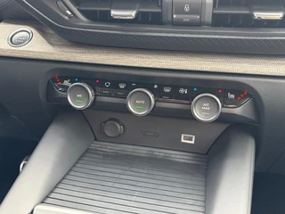 Citroen C5 X 1.6 Plug-in Hybrid 225 Shine LEER - NAVI - TREKHAAK - ELEK STOELEN / 29