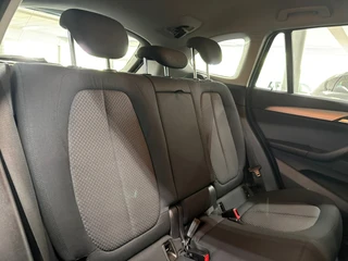 BMW X1 SDrive18i Executive/ NL auto/ Automaat/ Parkeersensoren / 38