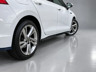 Volkswagen Golf 1.5 eTSI R-Line AUT  | dealer onderh. | panoramadak | stoel-/stuurverw. | keyless | trekhaak | carplay / 11