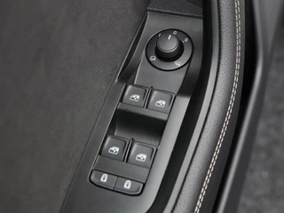 Škoda Superb Combi 1.4 TSi 218 Pk iV Sportline Business | Trekhaak | Stoelverwarming | CarPlay | Camera | Cruise Control | Navigatie | Full LED | 19 Inch | 91.754 Km !! / 23