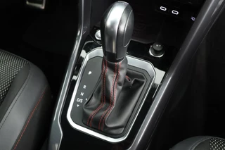Volkswagen T-Roc 1.5 TSI 150pk DSG R-Line Sport Keyless Virtual Cockpit Navigatie / 35