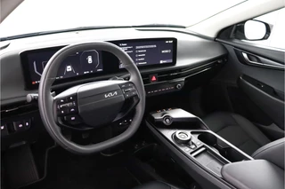 Kia EV6 Light Edition 63 kWh - SOH 99,7%  - Navigatie - Adaptive Cruise Control - Stoel/Stuur verwarming - Apple Carplay/Android Auto - Fabrieksgarantie tot 02-2032 / 18