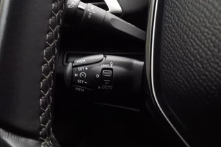 Peugeot 3008 1.2 PureTech Crossway 130 PK | Navigatie | Camera | Climate contro| Keyless | Lichtmetalen velgen | Extra getint glas | Cruise control / 28