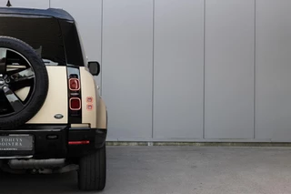 Land Rover | Defender 3.0 D250 110 MHEV SE | Luchtvering | Groot Infotainmentscherm | Premium Audio by Meridian | Black Pack | FULL LED | / 18