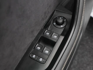 Škoda Superb Combi 1.5 TSi ACT 150 Pk Automaat Sportline Business | Trekhaak | Stoelverwarming | Panorama dak | Camera | Canton Audio | Alcantara | CarPlay | 18 Inch / 21